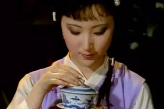 女士喝茶優(yōu)雅姿勢，女士正確喝茶姿勢禮儀