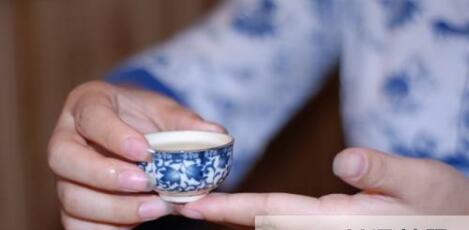 女士喝茶的手勢(shì)，女人正確喝茶手勢(shì)姿勢(shì)圖