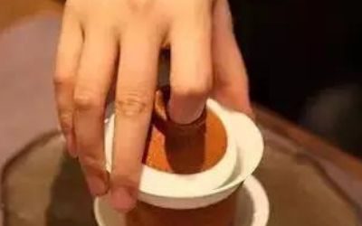 三才蓋碗的正確拿法，三才蓋碗抓碗法圖解