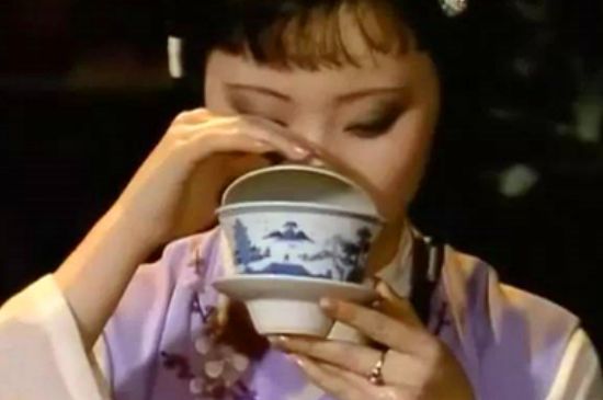 女士喝茶優(yōu)雅姿勢，女士正確喝茶姿勢禮儀