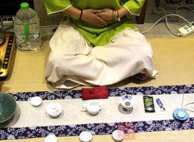 女士喝茶的手勢(shì)，女人正確喝茶手勢(shì)姿勢(shì)圖