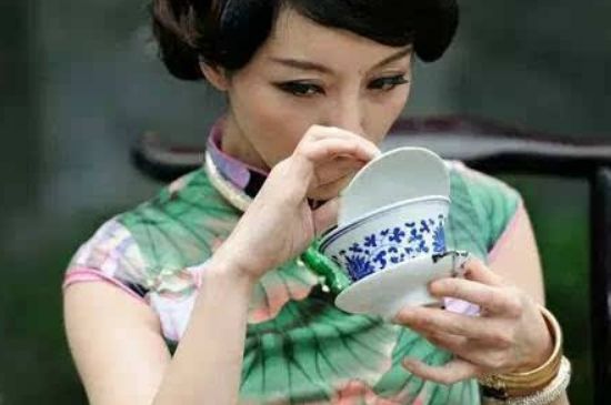 女士喝茶優(yōu)雅姿勢，女士正確喝茶姿勢禮儀