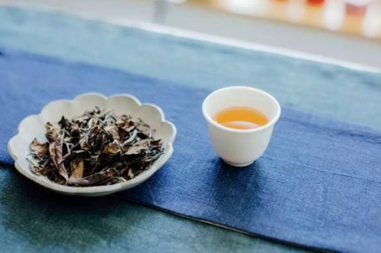 福鼎白茶能長(zhǎng)時(shí)間悶泡嗎，老白茶可以悶著喝嗎？