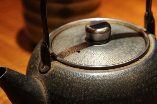 日本鐵壺怎么開(kāi)壺，新鐵壺開(kāi)壺方法