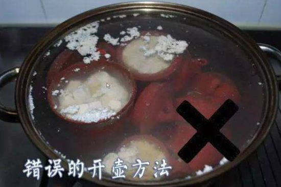 開(kāi)壺放豆腐是錯(cuò)誤的，新買的紫砂壺正確開(kāi)壺建議