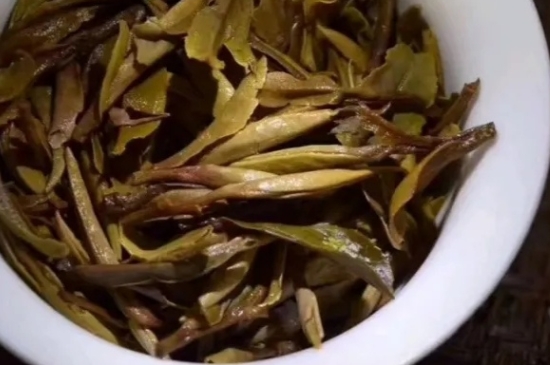 老白茶上火還是去火？夏季喝煮的老白茶會容易上火！