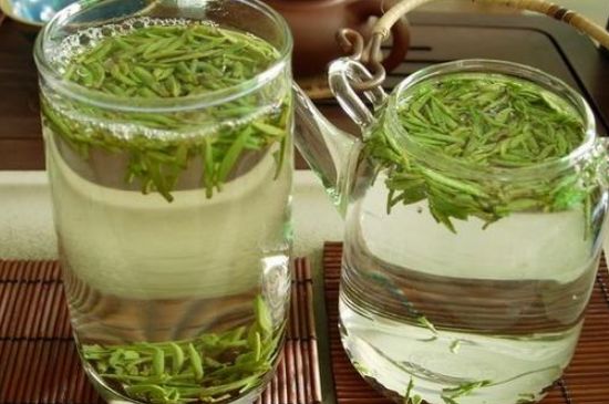 竹葉青和雀舌哪個(gè)貴，竹葉<a href=http://m.iremcollection.com/fenlei/wulongcha/ target=_blank class=infotextkey>青茶</a>貴嗎？
