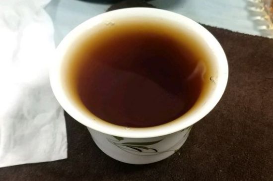 女人喝紅茶好還是喝普洱茶好，普洱茶和紅茶哪個(gè)適合女人喝