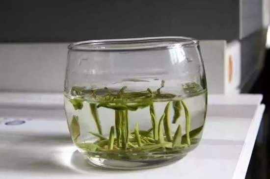 綠茶加重濕氣？濕氣體質(zhì)寒的人能喝綠茶嗎