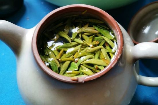 龍井茶放二年了能喝嗎，過期龍井茶的妙用！