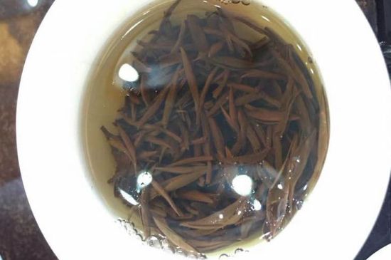 女人喝金駿眉的好處和壞處，女性喝金駿眉可減肥養(yǎng)顏