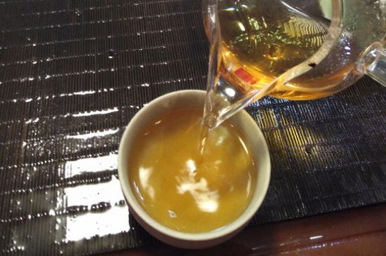 女人喝金駿眉的好處和壞處，女性喝金駿眉可減肥養(yǎng)顏