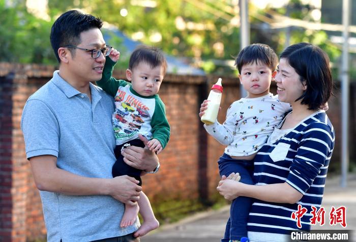在長(zhǎng)汀這十年，張?jiān)酪彩斋@了愛情。2015年，他與客家妹子董仁花組成了溫暖的小家庭，如今已經(jīng)有了兩個(gè)可愛的寶寶。　張斌 攝